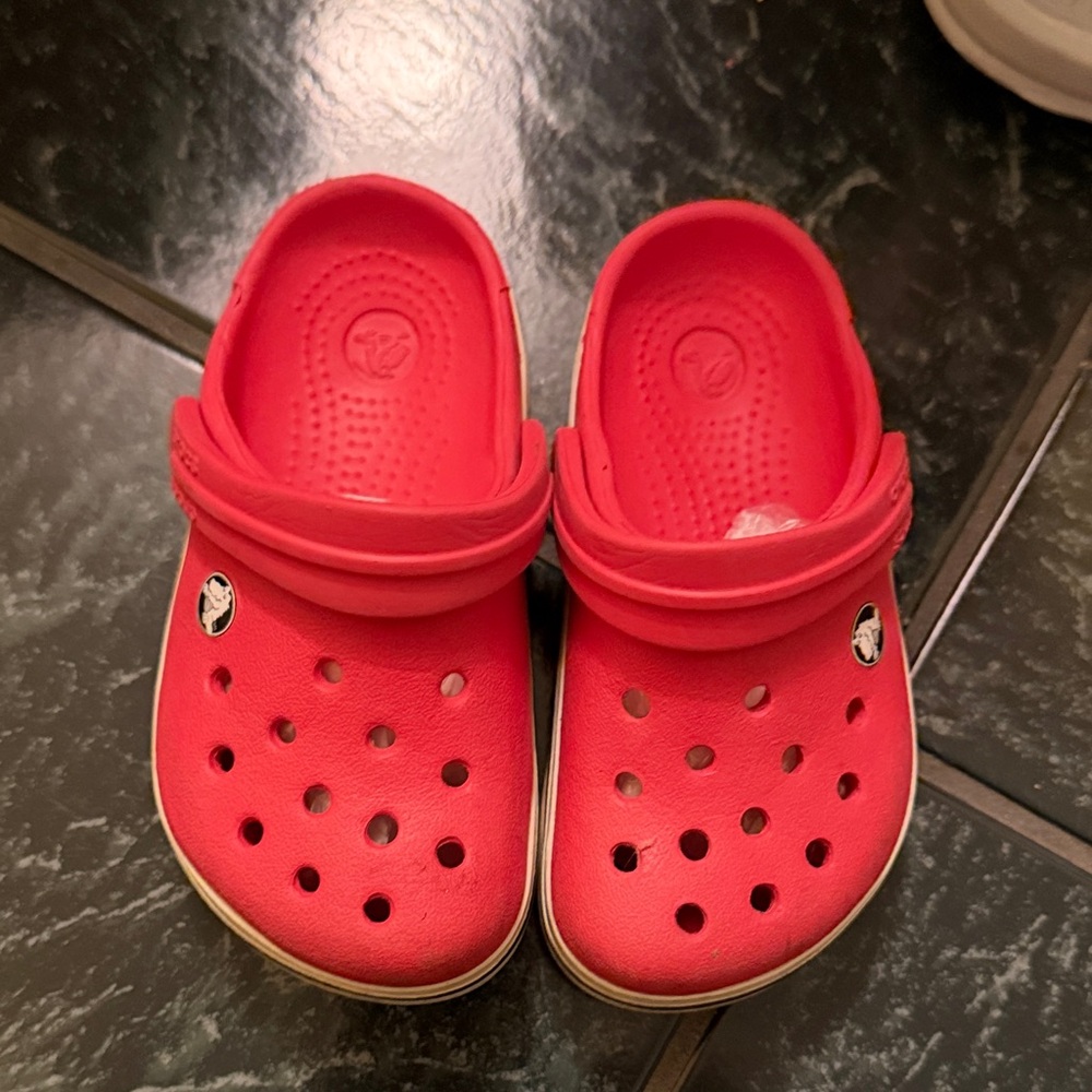 CROCS Kids Classic Clog in bright red with strap